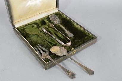 null Lot of silverware including : 

- six silver cutlery uniplat model. Goldsmith...