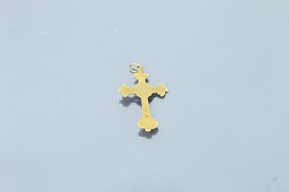  Croix pendentif en or jaune 18k (750). 
Haut. : 3.60 cm - Poids : 3 g.