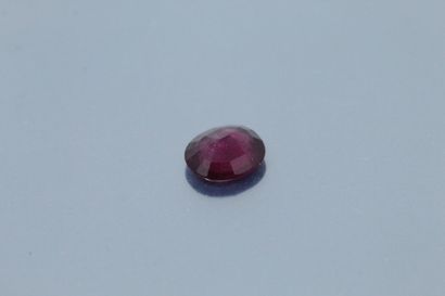 null 
Grenat rhodolite ovale sur papier. 




Poids : 3.85 cts.
