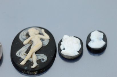 null Lot of cameos on agate representing a woman of feet playing with a drape. 

Size:...