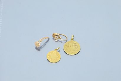  Deux médailles en or jaune 18k (750). 
On y joint deux débris d'or jaune 18k (750)....