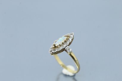 null 18k (750) yellow gold marquise ring set with an opal (damaged) in a brilliant-cut...