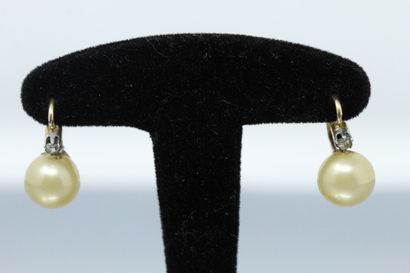 null Pair of 18k (750) yellow gold sleepers with a baroque pearl set with a small...