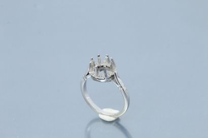 null Scrap: platinum solitaire ring mount (checked).

Finger size : 49 - Weight :...