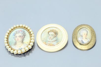 null Lot de trois broches miniatures en métal argenté et doré représentant des portraits...