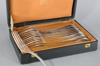 null Twelve silver forks (Minerve). 

Goldsmiths' hallmark.

Total weight : 582,1...