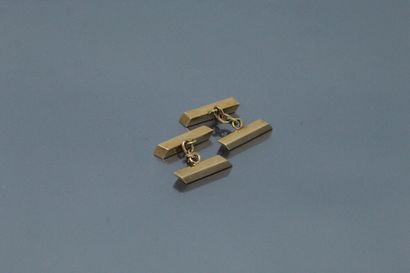 null Pair of 18k (750) yellow gold parallelepiped cufflinks. 



Weight : 6 g.