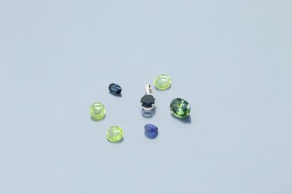 null Lot of stones on paper including sapphires and peridots

Weight: approx. 9.75...