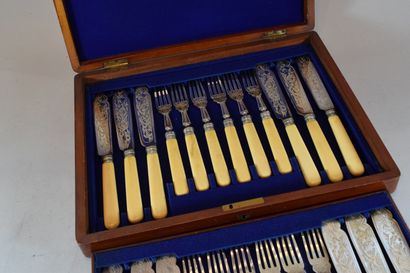 null 12 fish cutlery engraved with bone handle in English silver.

In a wooden box...