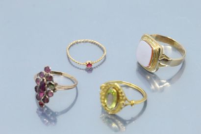 null Lot of four 18k (750) yellow gold rings, one with a peridot, the other with...