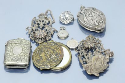 null Lot composed of belt buckle, brooch, pendant, pocket mirror, metal match holder....