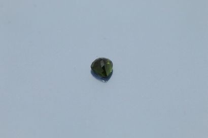 null 
Green pear tourmaline on paper. 




Weight : 1.45 ct.
