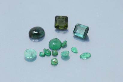 null Lot of green tourmalines and emeralds of various sizes (cabochon, round, pear,...