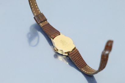 null LIP

Ladies' wristwatch, 18k (750) yellow gold case, cream dial, arbus numerals...