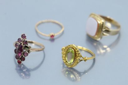 null Lot of four 18k (750) yellow gold rings, one with a peridot, the other with...