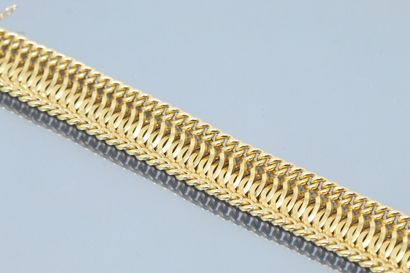 null Bracelet in yellow gold 18k (750) with twisted mesh.

Wrist circumference :...