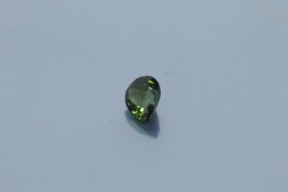null 
Green pear tourmaline on paper. 




Weight : 1.45 ct.
