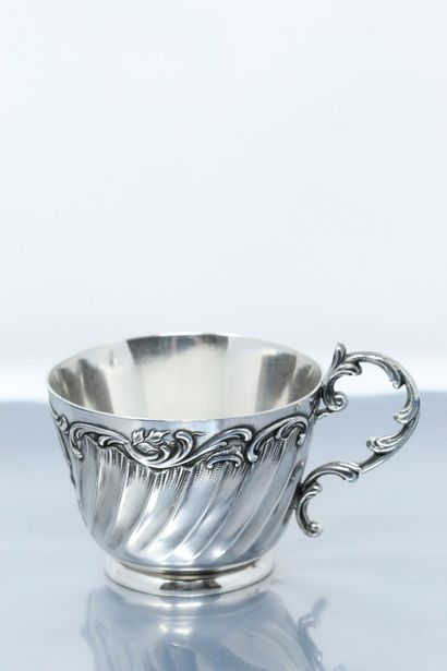 null 
GALLIA




Cup and its saucer in silver plated metal in the Louis XV style...