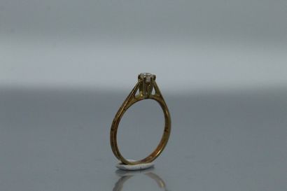 null Solitaire in 18k (750) yellow gold set with a small brilliant.

Finger size...