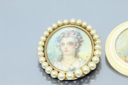 null Set of three miniature silver and gold metal brooches representing portraits...