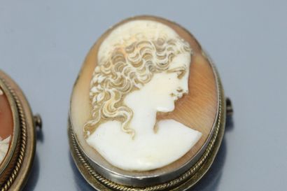 null Silver pendant with an ivory sculture representing the three quarter portrait...