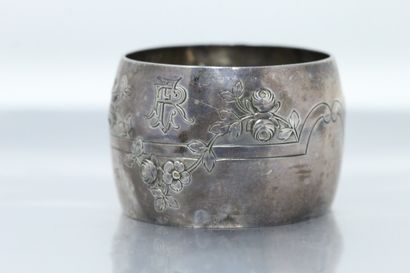 null Silver napkin ring (Minerva) decorated with a garland of flowers, engraved RL....