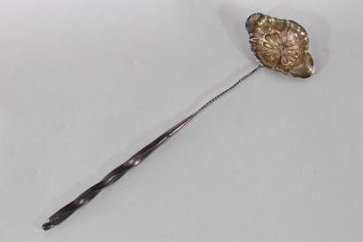 null Napoleon III style silver cocktail ladle, wooden handle. 

Goldsmiths' hallmarks....