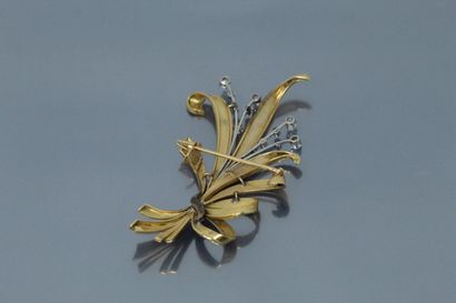 null Broche cocktail en or jaune 18k (750) en forme de gerbe rehaussée de brillants.

Hauteur...