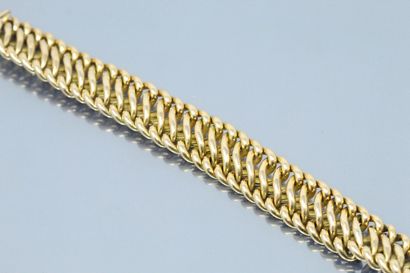 null Bracelet in yellow gold 18k (750) with braided mesh.

Size of the neck : 19...