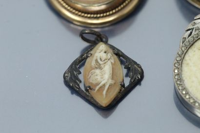 null Silver pendant with an ivory sculture representing the three quarter portrait...