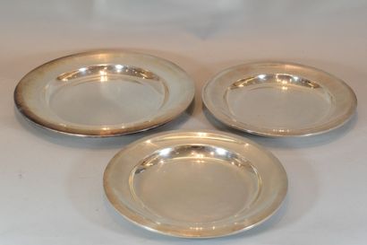 CHRISTOFLE 
Trois plats circulaires en métal...