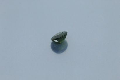 null 
Blue-green oval sapphire on paper. 




Weight : 3.29 cts.
