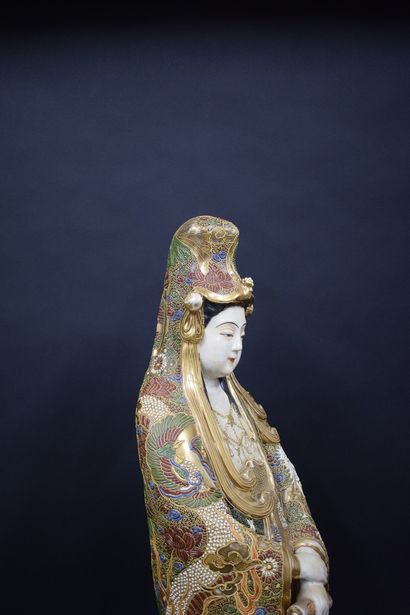 null JAPON, vers 1900

Importante divinité en faïence de Satsuma

H. : 80 cm