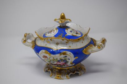null Porcelain of Paris, 

Service with blue and gold background decorated with flowers,...