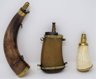 null Three horn powder flasks and brass dispenser:

- brass base with a hanger ring,...