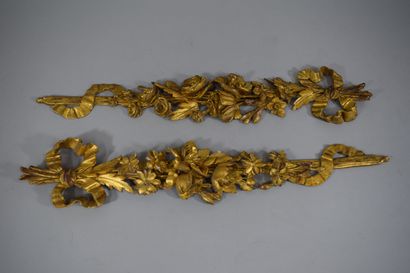 null Pair of gilded wood figuring a garland of flowers maintained by a knotted ribbon.

Height...