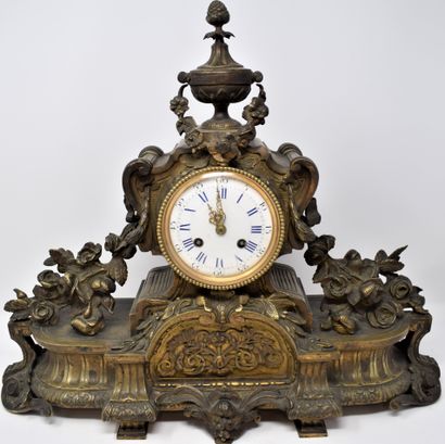 null Large bronze clock decorated with garlands of flowers, the white enamelled dial...