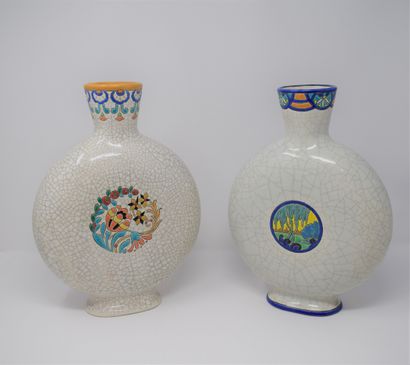 null 
LONGWY




Paire de vase de forme gourde en céramique à émaux polychromes l'un...