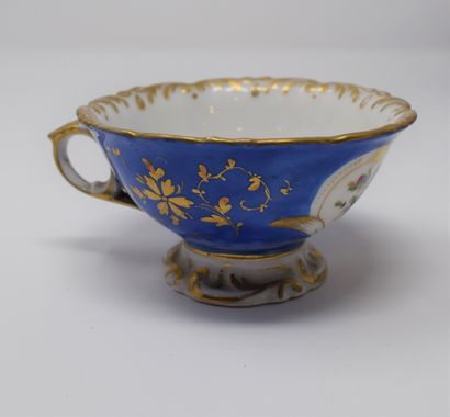 null Porcelain of Paris, 

Service with blue and gold background decorated with flowers,...