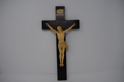 null Christ in carved ivory. Later wooden cross.

18th century

Height: cm