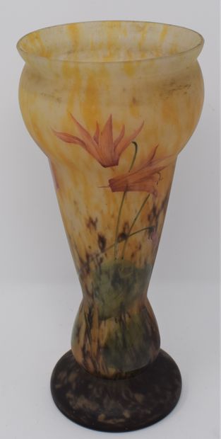 null 
LORRAIN 





Vase in painted glass with flowers.





signed.



H.: 25 c...