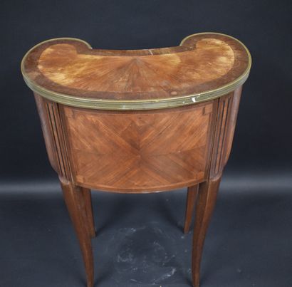 null Veneered kidney-shaped table with 2 drawers and a shelf lined with green leather.

H.:...