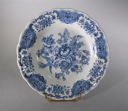 null 
RIDGWAY Staffordhire England





Earthenware plate with blue camaïeu decoration,...