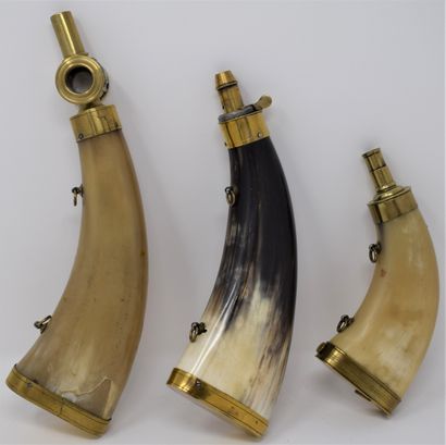 null Three horn powder flasks :

- one with hinged spout with brass bezel, two suspension...