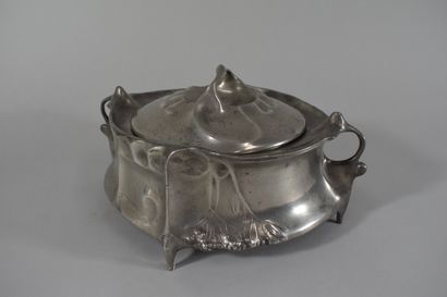 null KAYSERZINN

Art Nouveau pewter box decorated with lime tree branches, standing...