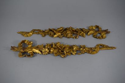 null Pair of gilded wood figuring a garland of flowers maintained by a knotted ribbon.

Height...