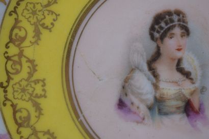 null Deux tasses et sous tasses, 

L'une à fond jaune à décor du portrait de Napoléon,...
