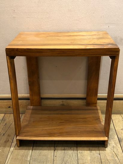 null Veneer pedestal table 

H 71,5 cm; W 63 cm; D 41 cm