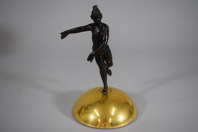 null Urne sphérique en laiton maintenue par deux Atlas en bronze, la déesse Fortune...