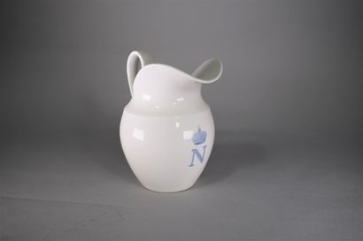 null SEVRES 

White porcelain milk jug with the number N under a blue crown.

Green...